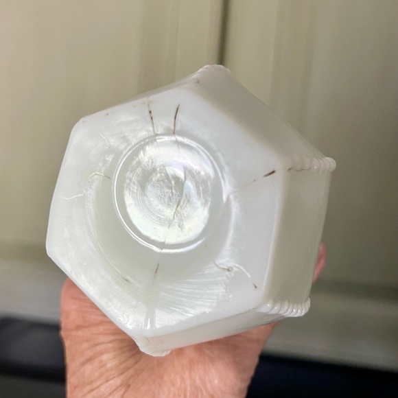 VINTAGE, BEADED, MILK GLASS SYRUP DISPENSER. METAL HINGED LID. 3 1/4”W X 6 3/4”H - Picture 10 of 12